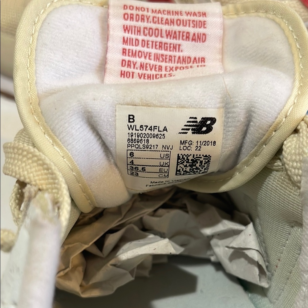 New Balance Cream and Red Sneakers Classic Retro Design - Picture 7 of 7